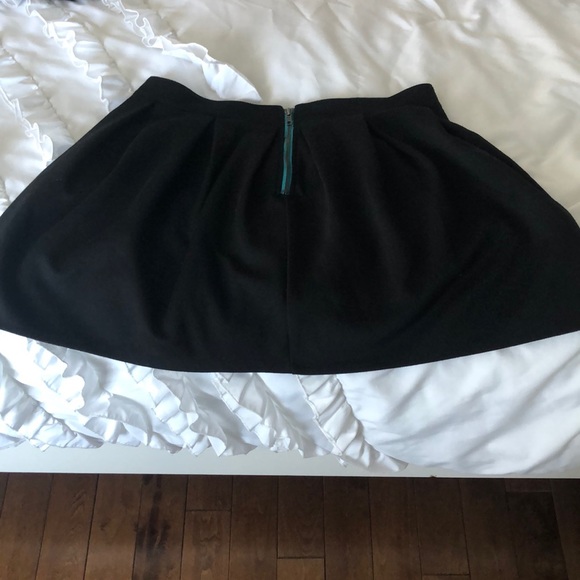 Black skirt - Picture 2 of 2